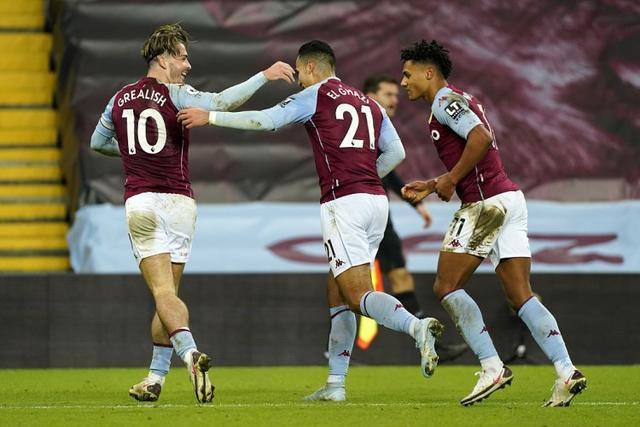 尤文全队和球迷一起出现在登机口，斯帕莱蒂和球迷们友好互动（尤文全队与球迷齐聚登机口，斯帕莱蒂亲切互动）