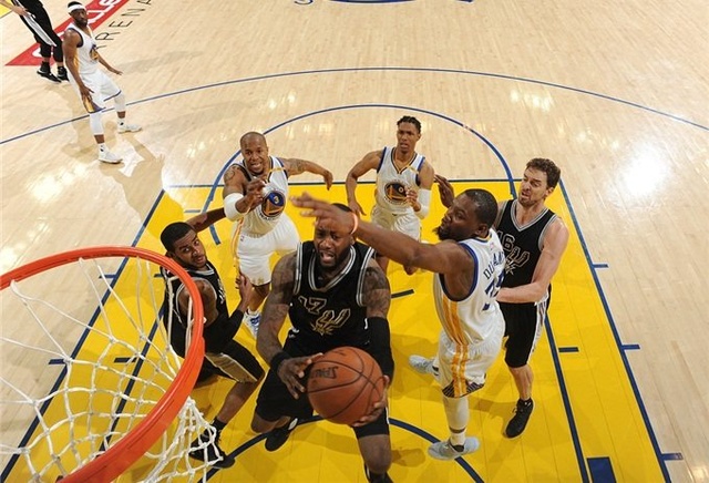 足球世界杯官方球票再次被抢空，黄牛疯狂加价（足球世界杯官方门票再度售罄，黄牛哄抬票价）