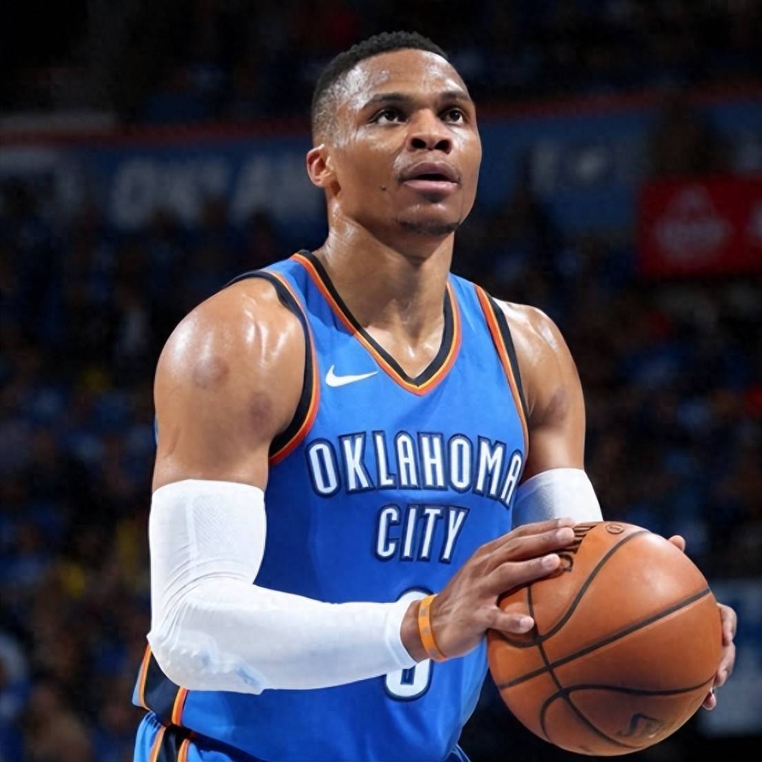 拜仁总监谈转会引援：重点是要新老搭配，保持球队竞争力（拜仁总监谈引援策略：新老结合，确保球队竞争力）