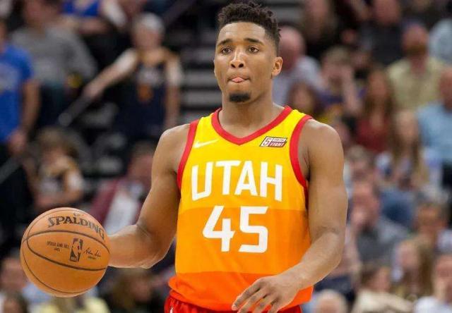 科里纳：正讨论足球中教练喊暂停的可能性，努力寻找解决方案（科里纳：正探讨在足球引入教练暂停的可行性，方案制定加紧推进）