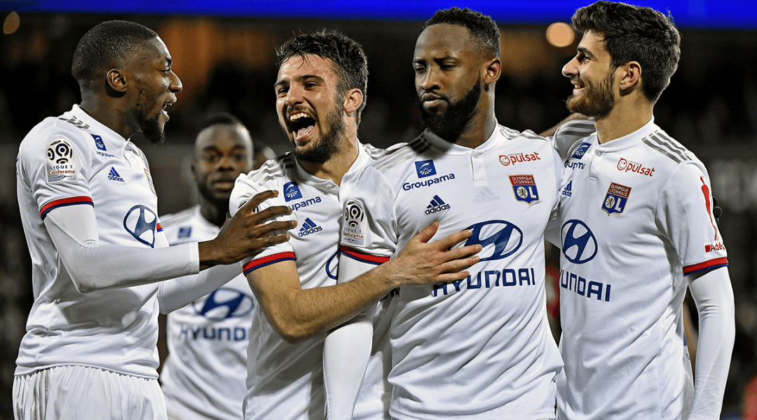 根据最新报道，独行侠队管理层有意在交易市场上寻求浓眉哥的加入。（消息称独行侠管理层正考虑通过交易引进安东尼·戴维斯）