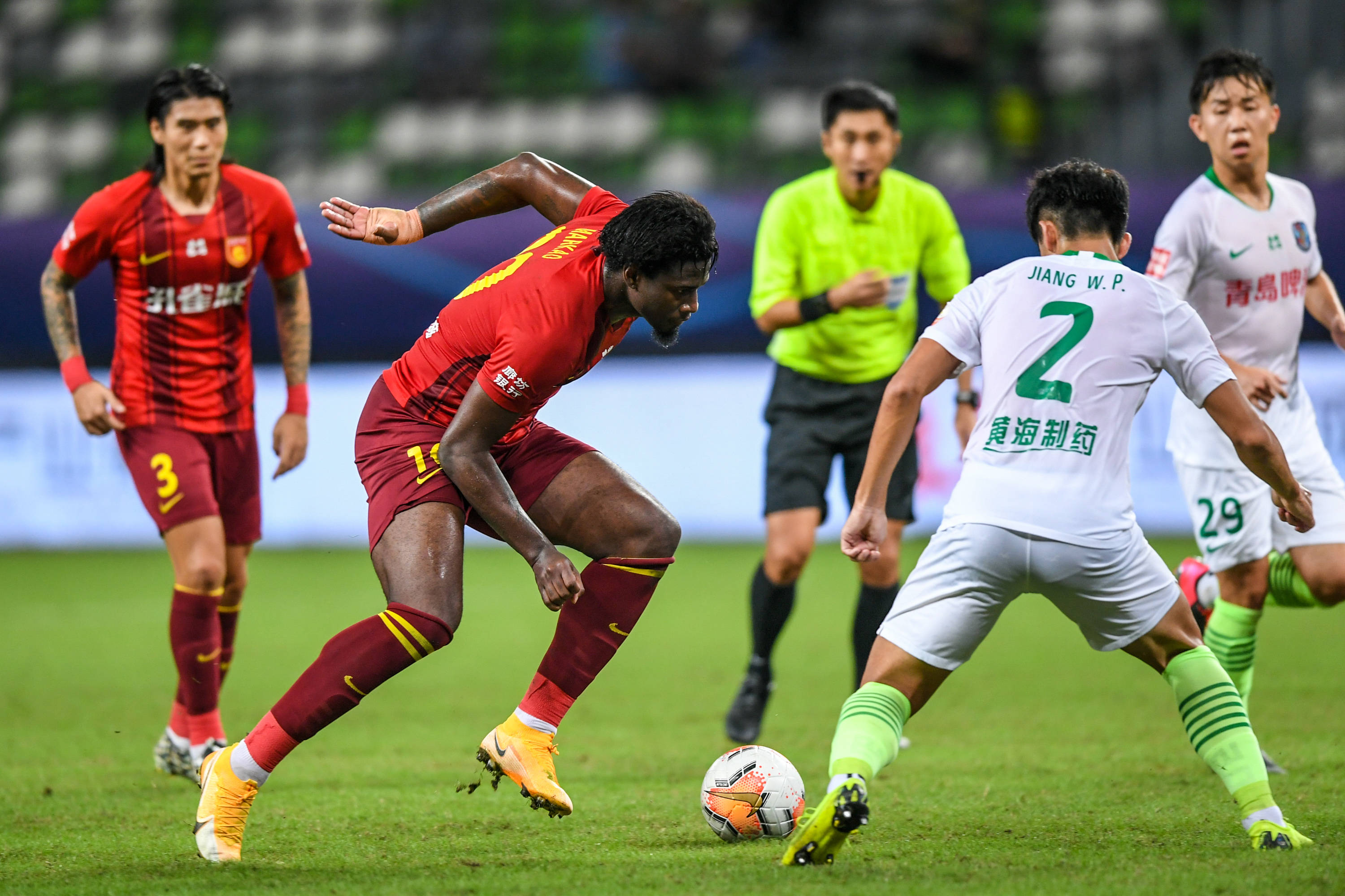 4-0横扫！意甲榜首易主，国米挤掉米兰，法布雷加斯惨败（4-0完胜！意甲头名易位，国米力压米兰，法布雷加斯吞惨败）