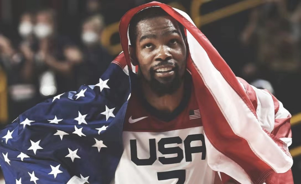 英博梯队斩获U21联赛冠军并冲乙，球迷燃放烟花迎接球队凯旋（英博梯队问鼎U21联赛掀冲乙征程，球迷燃放烟花迎凯旋）